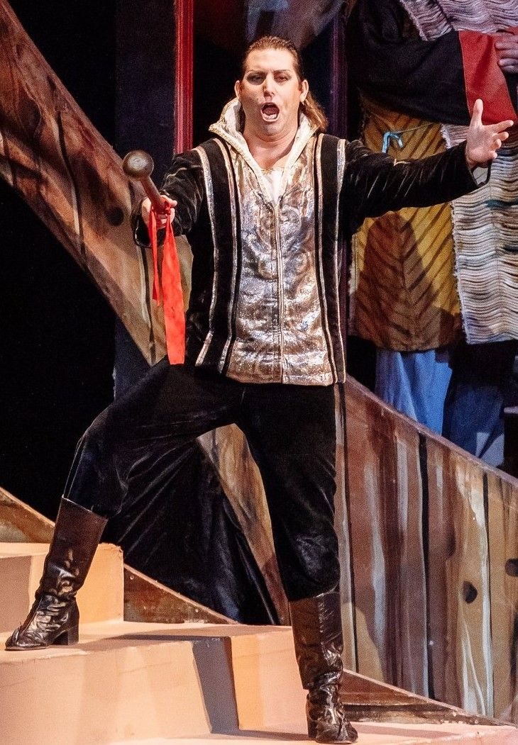 Néster Martorell cantando en escena con vestuario de ópera